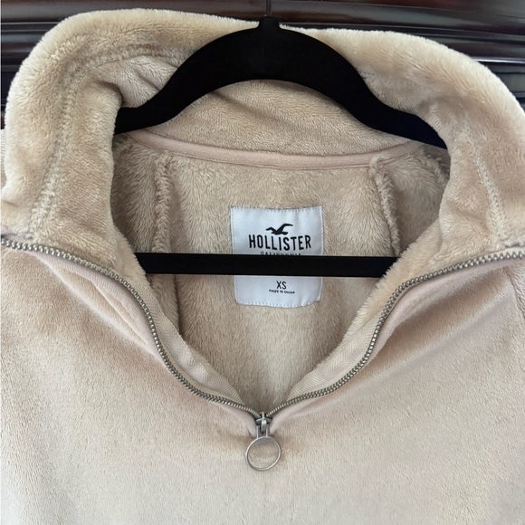 Hollister Cream Fleece Quarter-Zip Pullover cropped - Picture 2 of 5